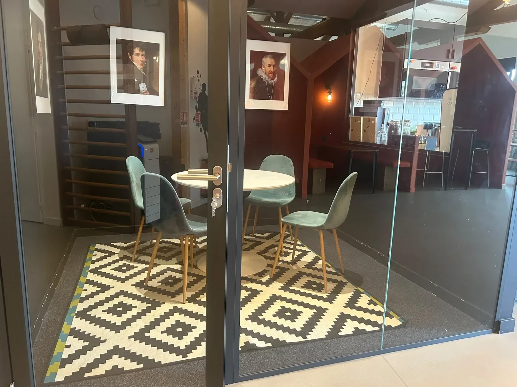 Salle de réunion La Boîte Noire à MOTA Bordeaux, vue à travers sa porte vitrée